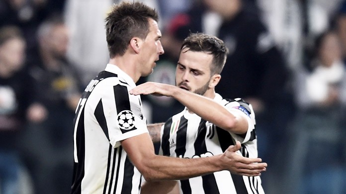 mandzukic pjanic esultanza juventus sporting ottobre 2017