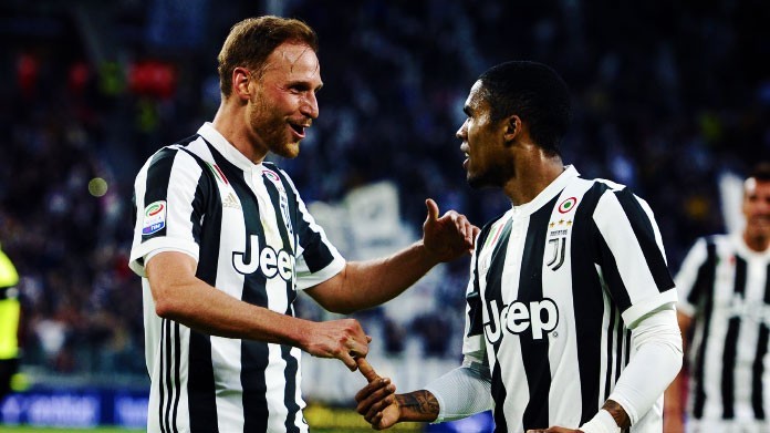 howedes douglas costa esultanza juventus aprile 2018 1