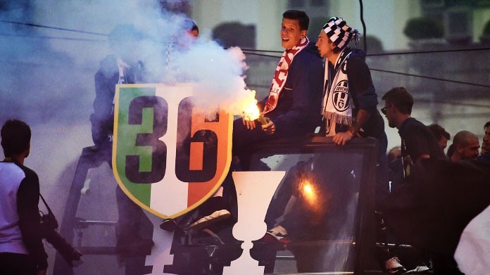 juventus bus scoperto festa scudetto tris maggio 2018