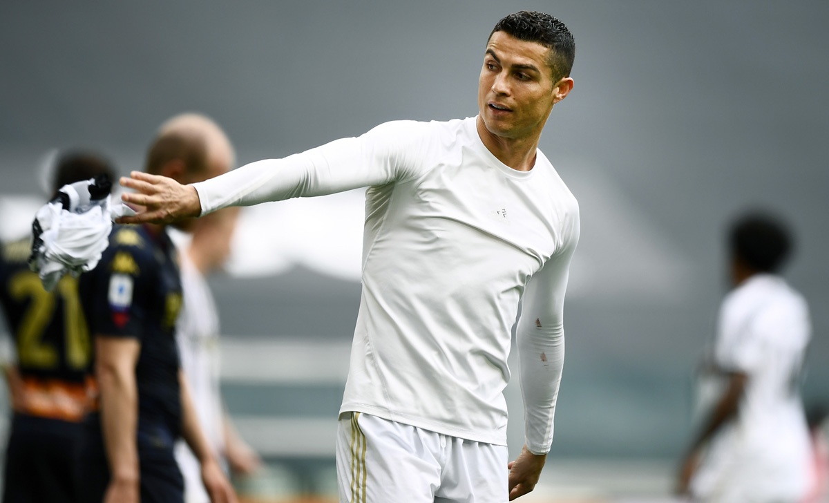 Juventus: Cristiano Ronaldo si leva la maglia e la getta a terra