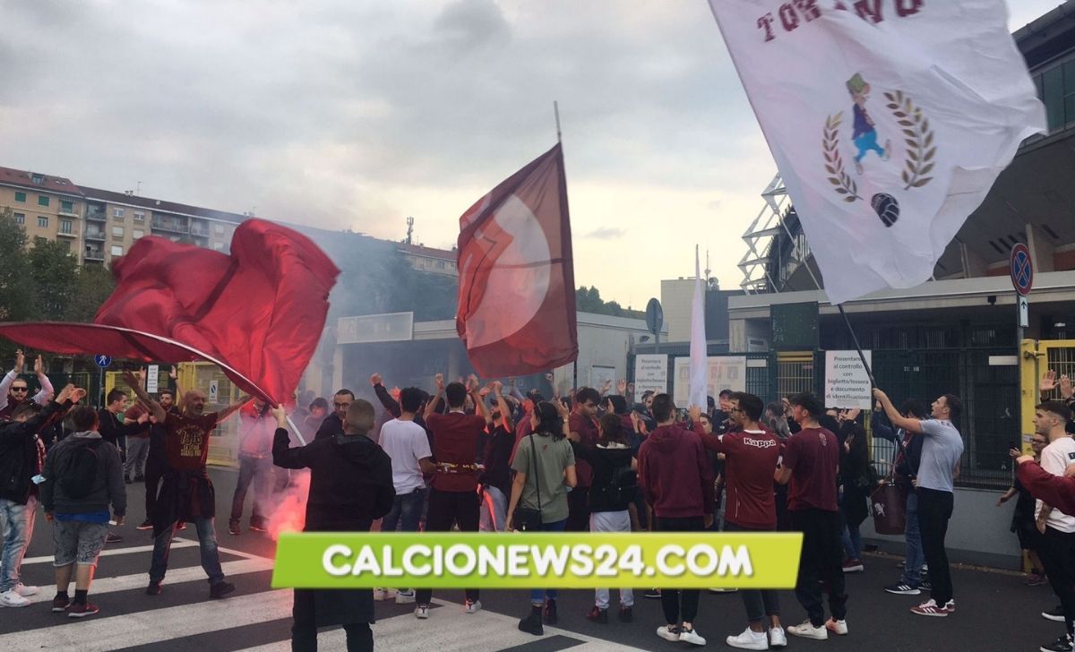 Tifosi Torino Cori E Fumogeni Per Incitare La Squadra Alla Vigilia Del Derby 