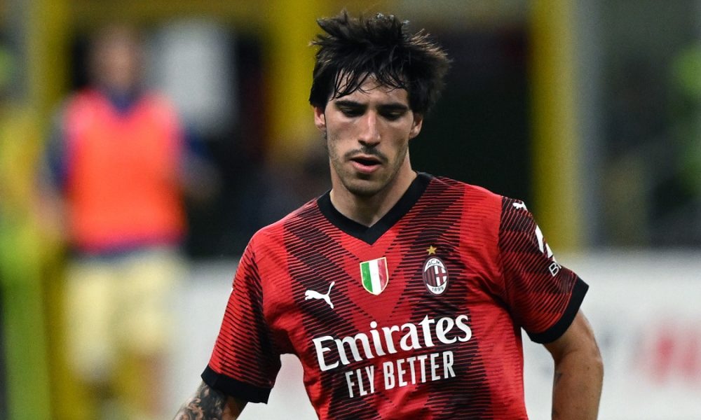 Tonali con la maglia clearance del milan