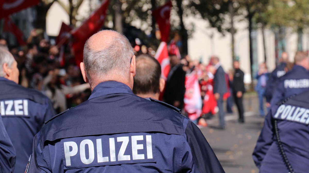 Euro 2024, saluto dei lupi grigi: la polizia tedesca ferma dei tifosi turchi a Berlino