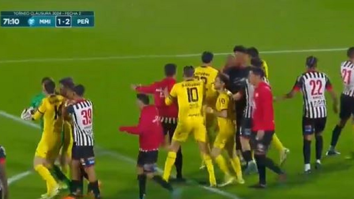 Uruguay, nervi tesi in Miramar Penarol: il portiere perde tempo e si scatena la rissa – VIDEO