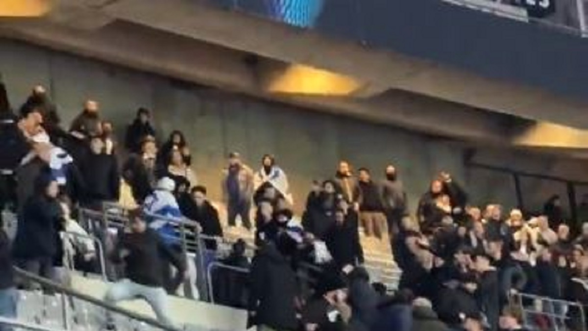 Francia Israele: stadio mezzo vuoto, scontri tra tifosi e fischi all’inno israeliano – VIDEO