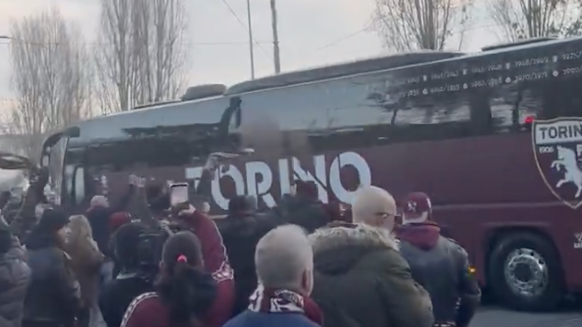 Toro Juve: l’arrivo del pullman granata allo stadio Olimpico Grande Torino – VIDEO