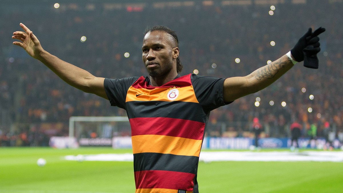 Mourinho, alle accuse di razzismo del Galatasaray risponde Drogba: «Lo conosco da anni, è come un padre per me, come fa a essere razzista?» – SOCIAL