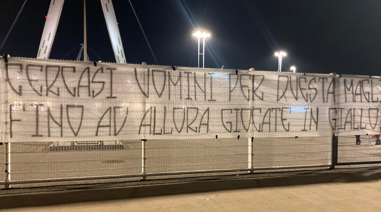 Juventus, continua la contestazione dei tifosi bianconeri con duro striscione fuori dall’Allianz Stadium: i dettagli