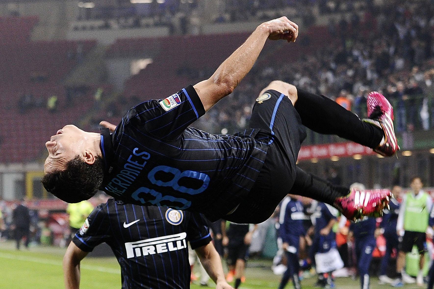 hernanes esulta acrobazia inter ottobre 2014 ifa