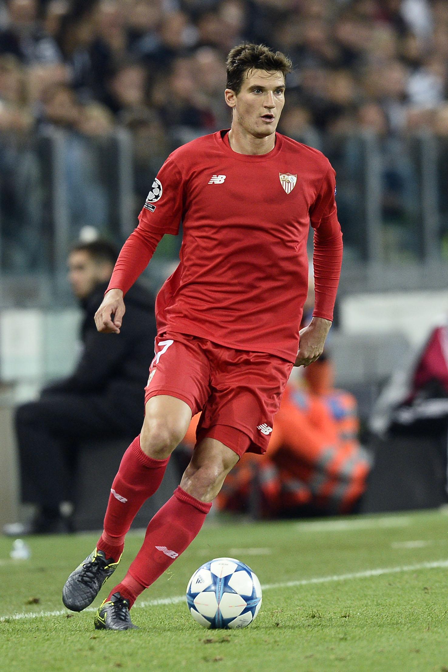 andreolli azione siviglia away champions league settembre 2015 ifa