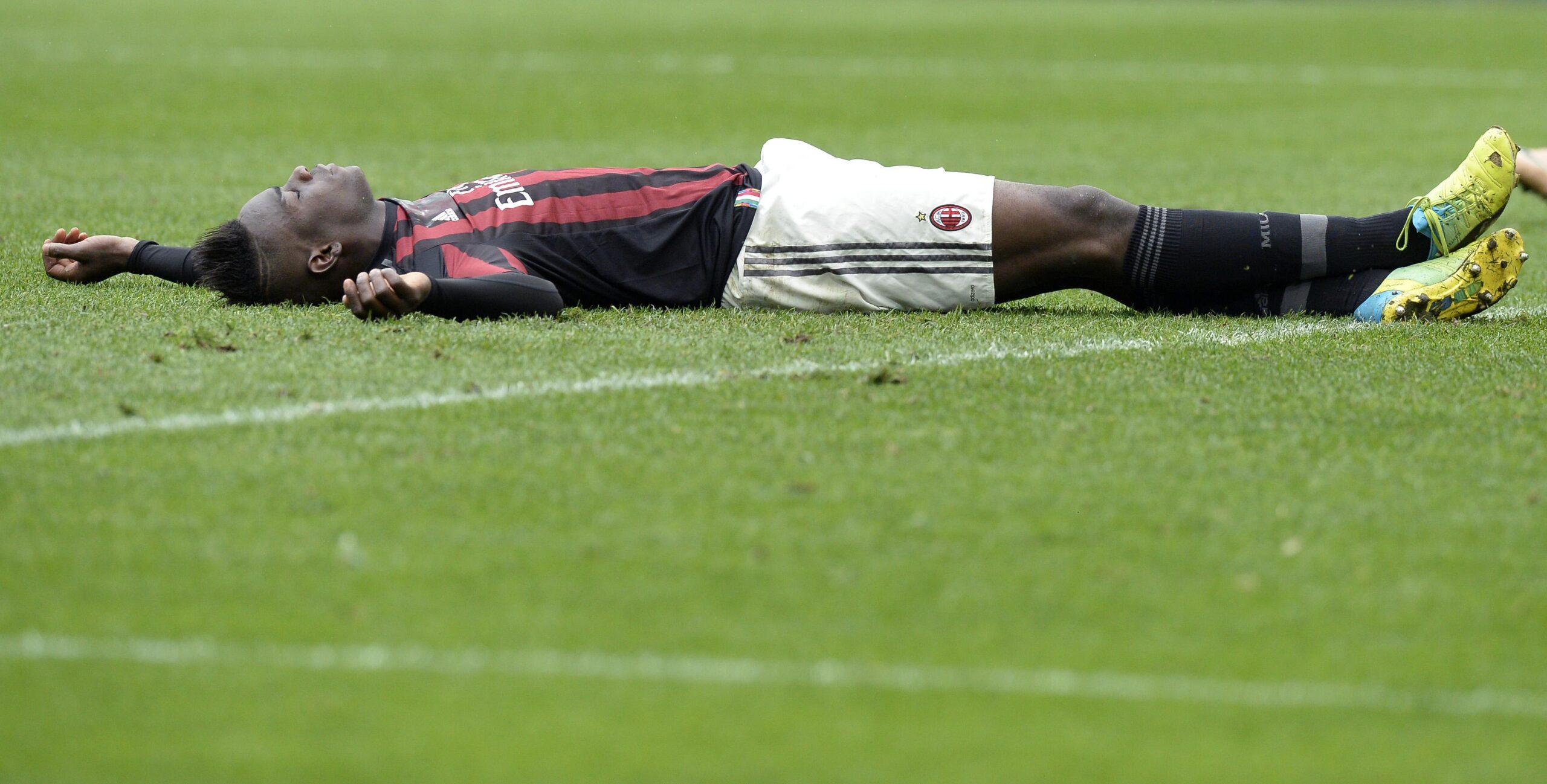 balotelli disteso bis milan maggio 2016 ifa scaled