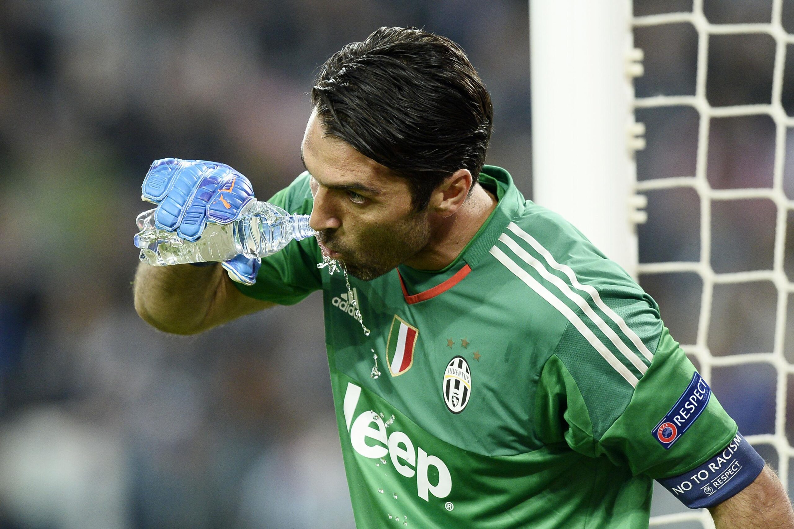 buffon beve juventus champions league settembre 2015 ifa scaled