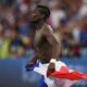 pogba esulta bandiera francia europei luglio 2016 ifa