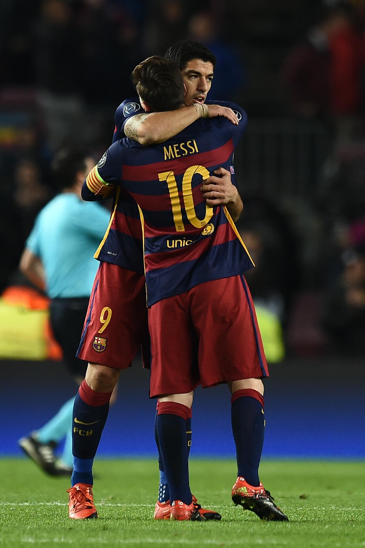 messi suarez abbraccio barcellona champions league novembre 2015 ifa