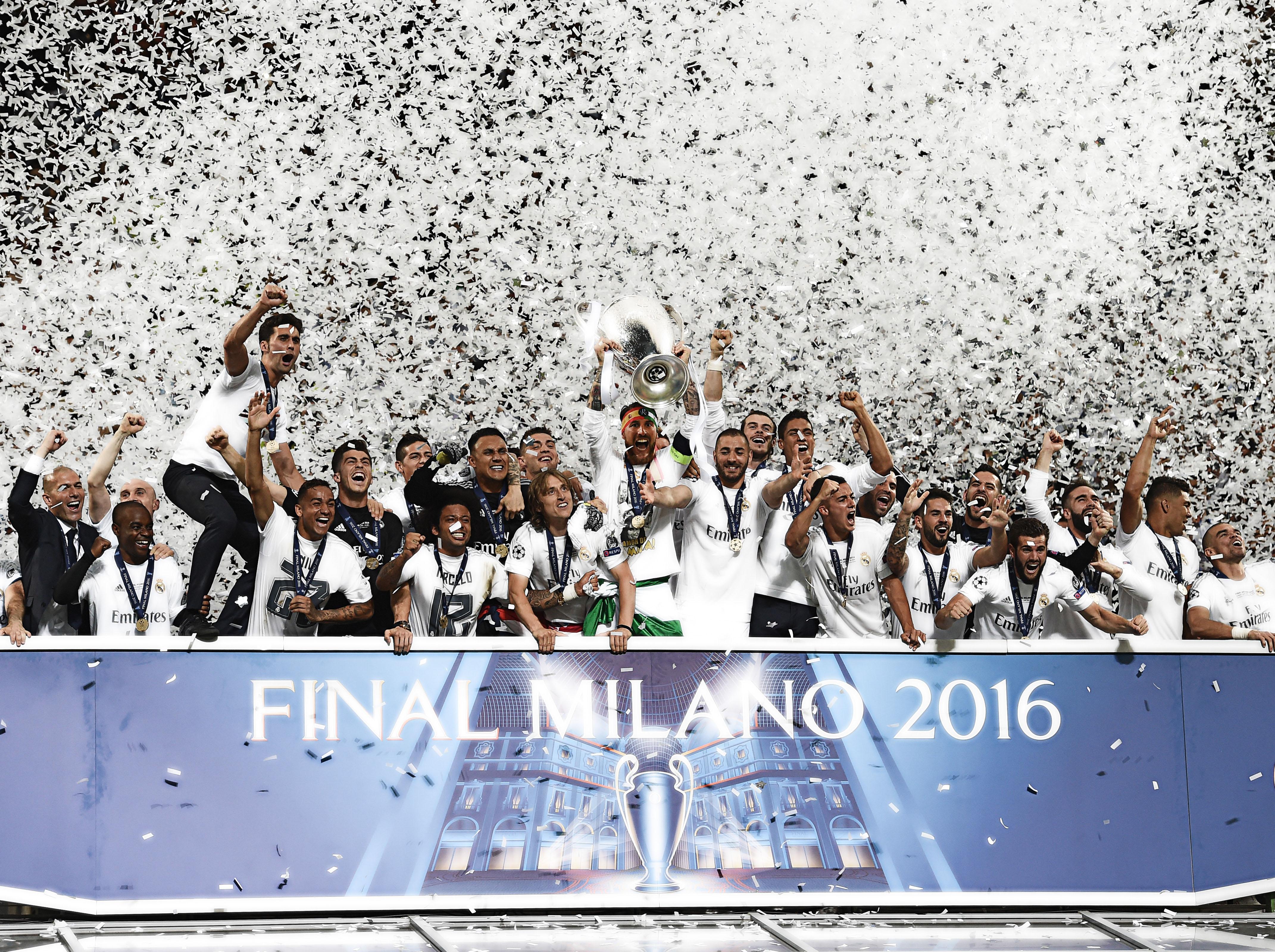 real madrid premiazione bis finale champions league maggio 2016