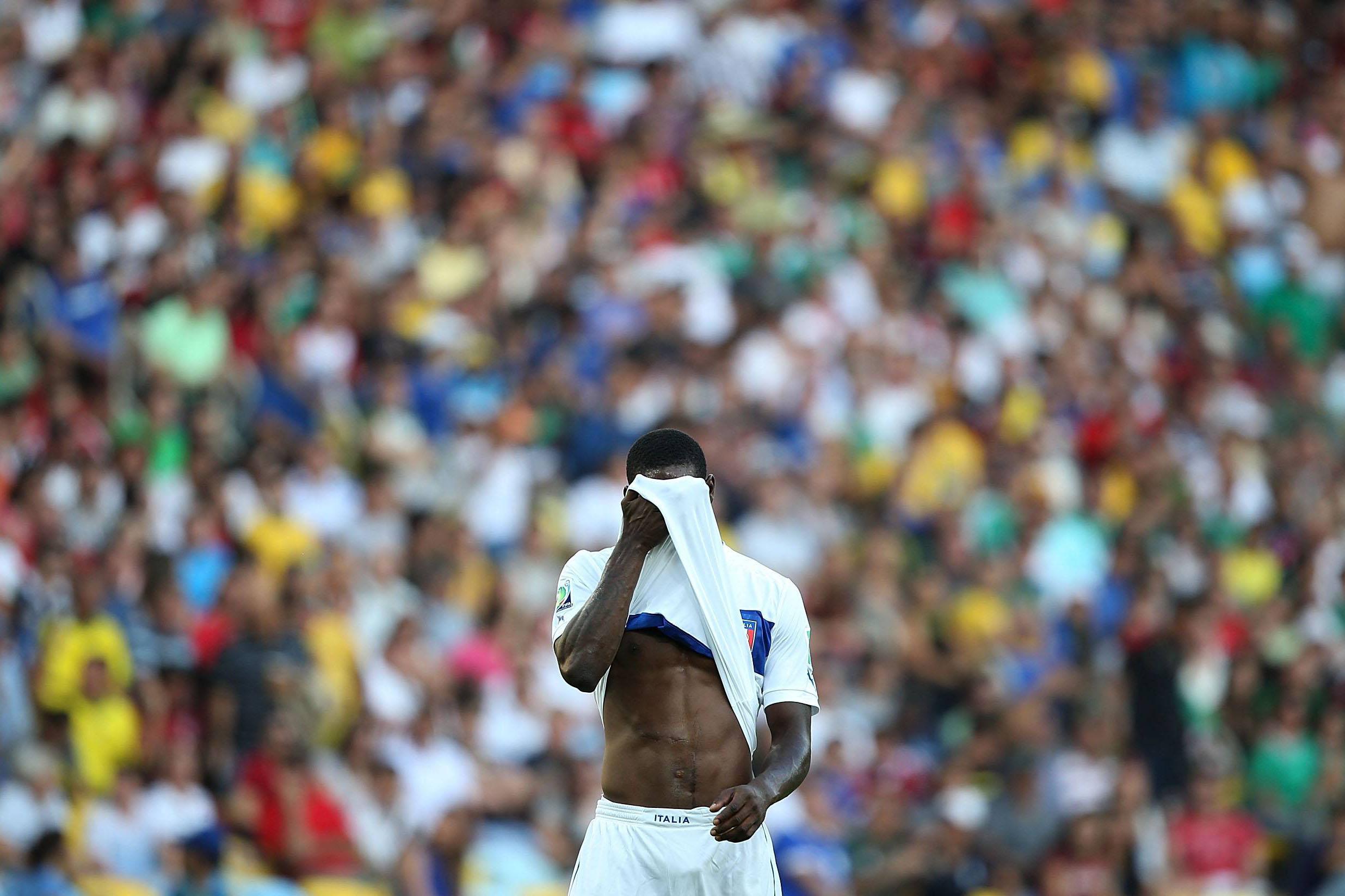 balotelli mario conf cup 2013 maglia in faccia ifa