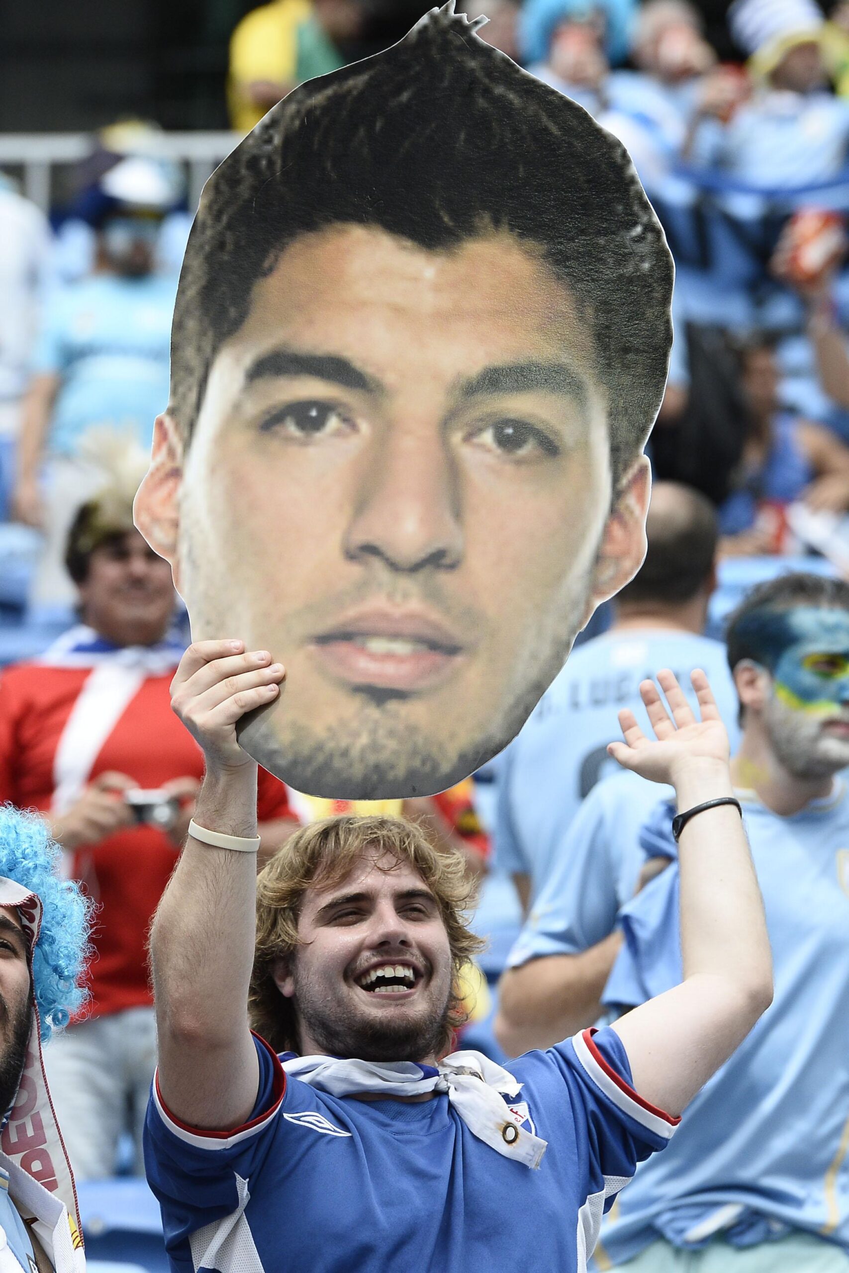 uruguay tifoso suarez giugno 2014 ifa scaled