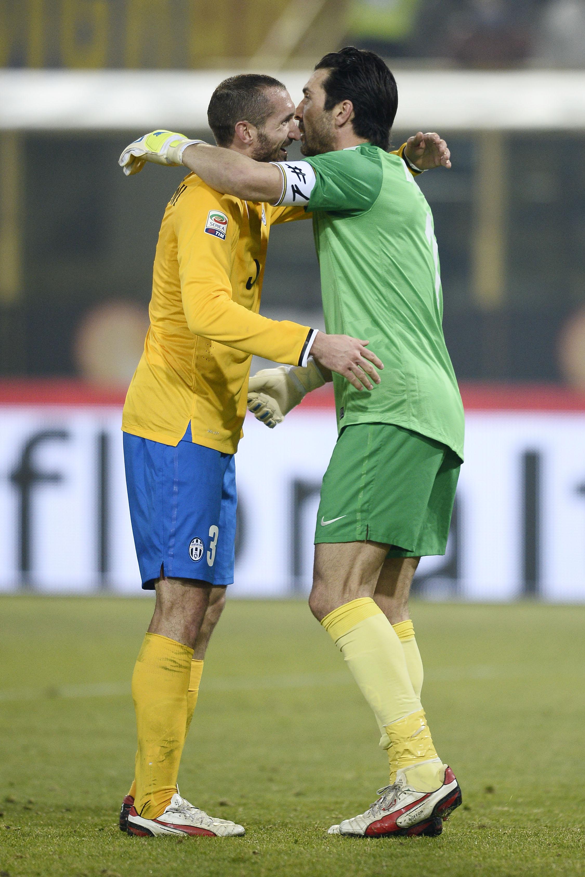 chiellini buffon abbraccio juventus away 2013 ifa