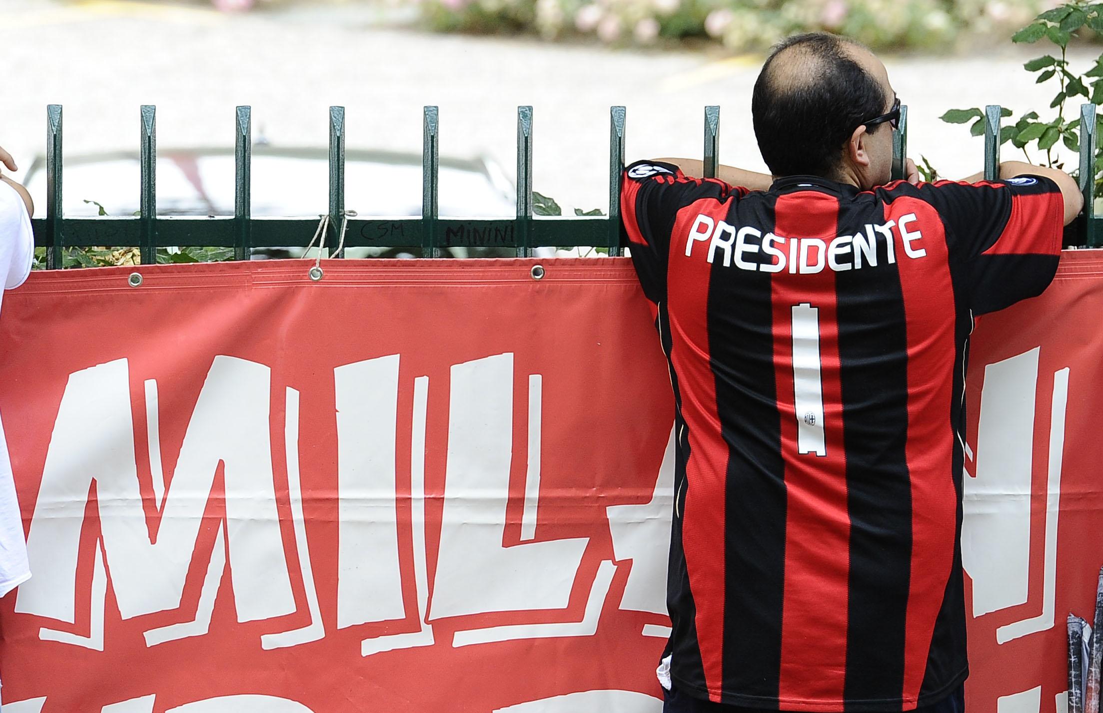 milan tifoso raduno maglia presidente ifa