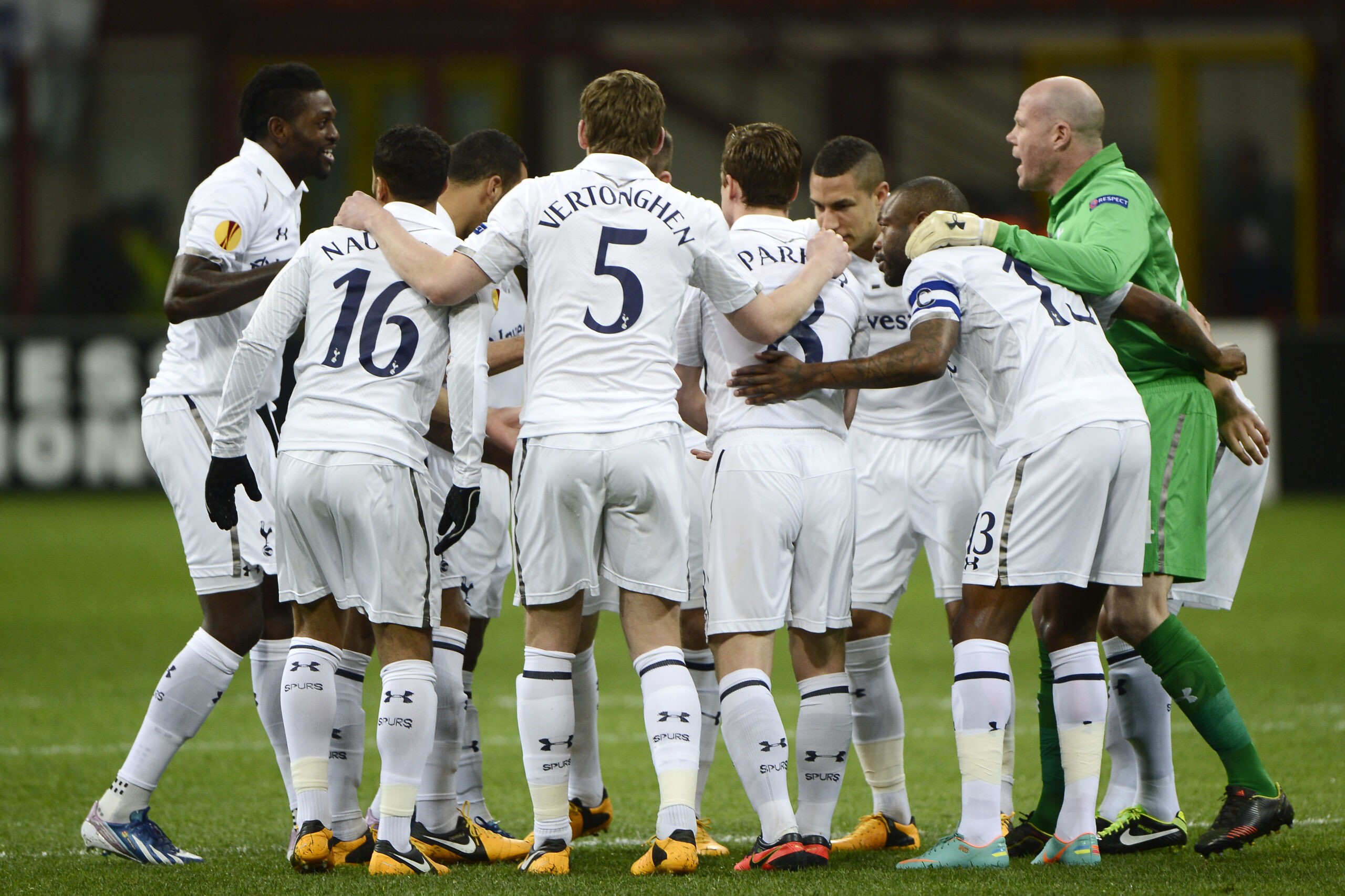 tottenham squadra esulta 2013 ifa scaled